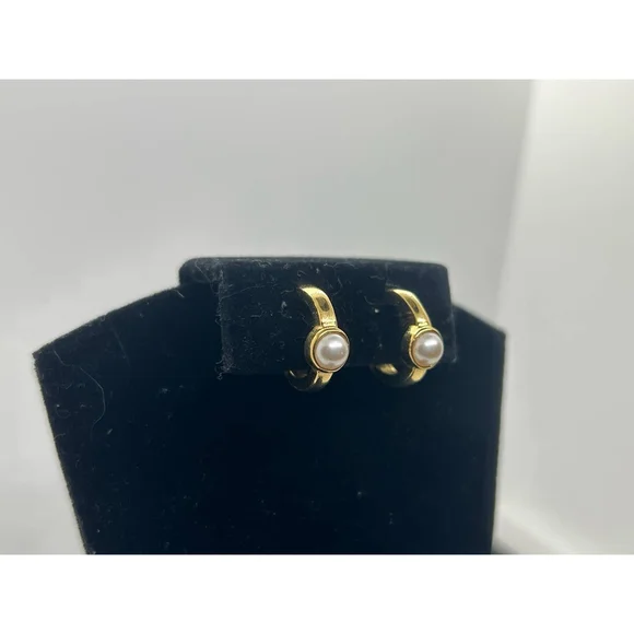Vintage Napier dainty Gold Tone Pearl Huggie Hoop Screw Back Earrings Signed mcm - Picture 12 of 12
